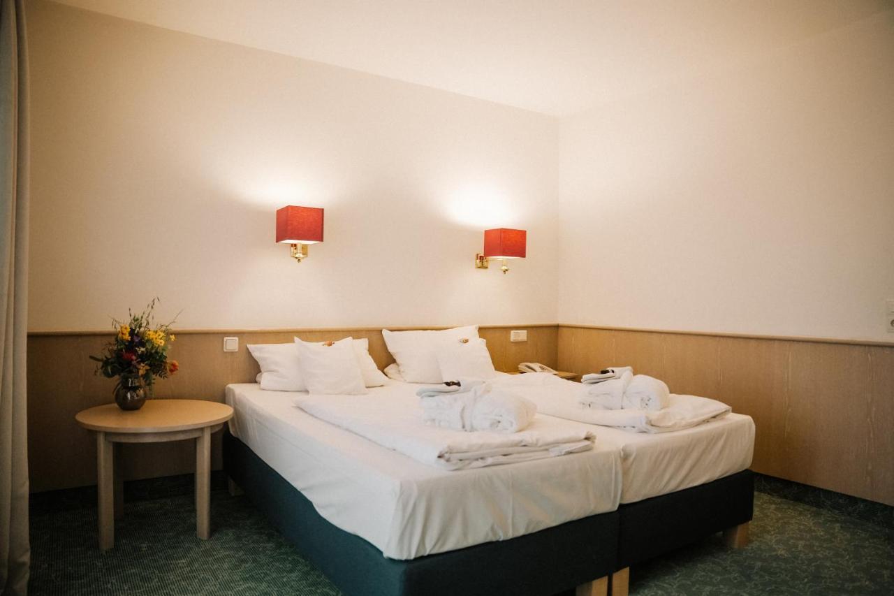Landhotel Waldhaus Лаубах Экстерьер фото